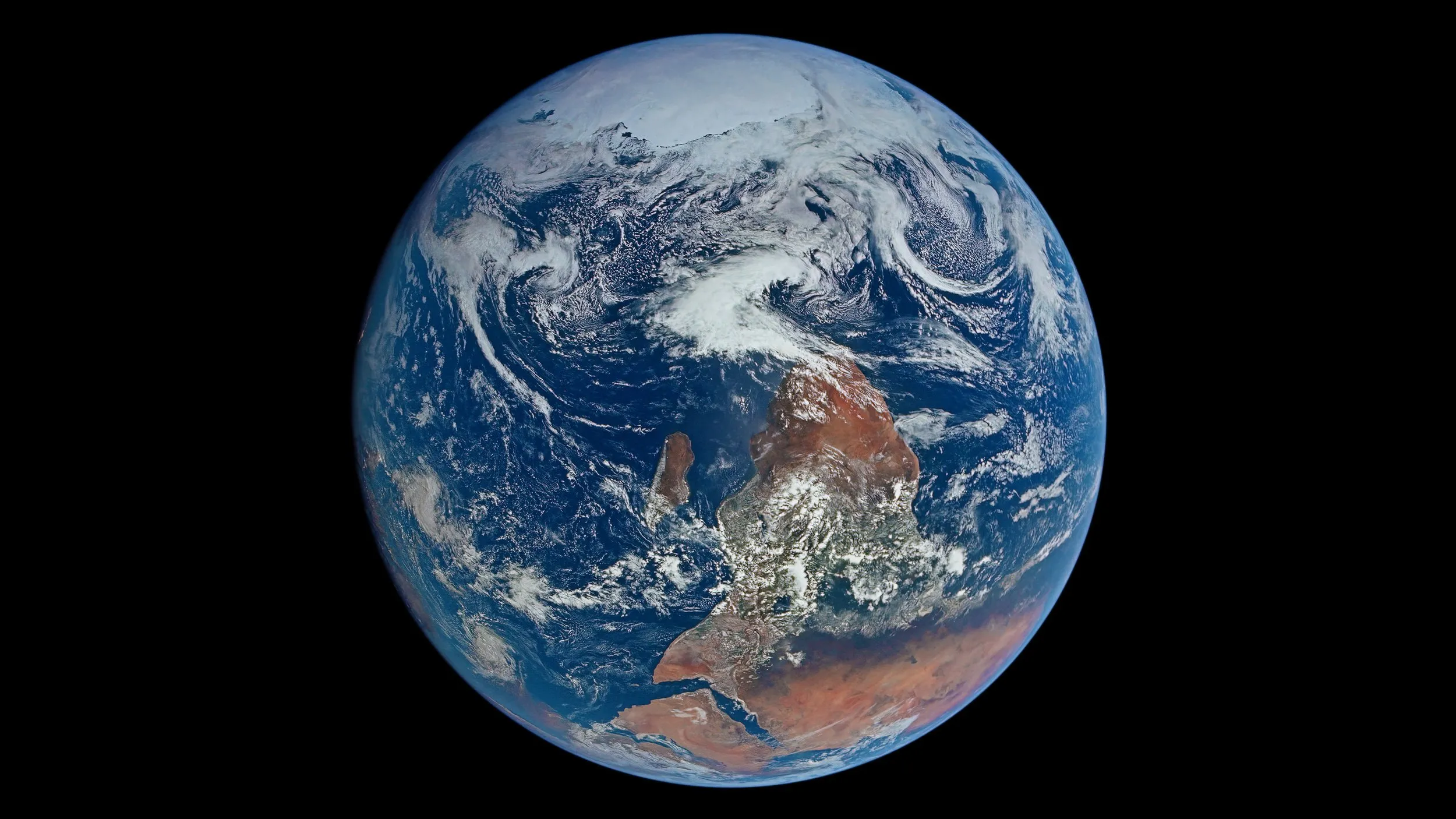 The Blue Marble — photographie NASA AS17-148-22727 de la Terre prise lors de la mission Apollo 17 en décembre 1972