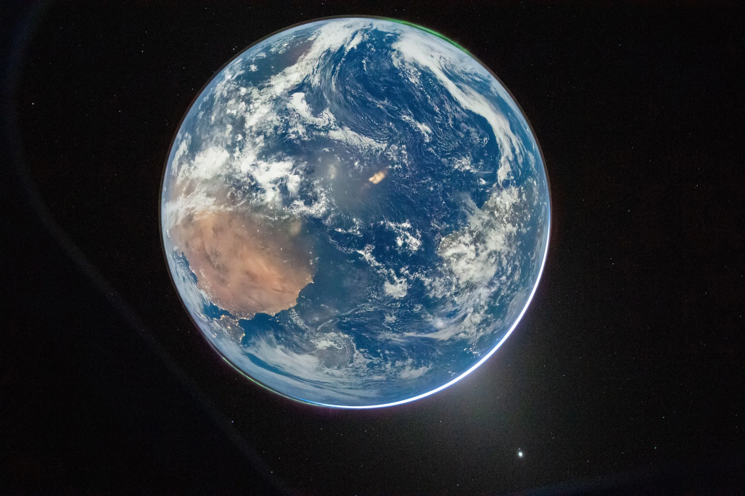 Hello, World — photographie NASA Artemis II art002e000192 de la Terre prise par Reid Wiseman le 3 avril 2026 UTC
